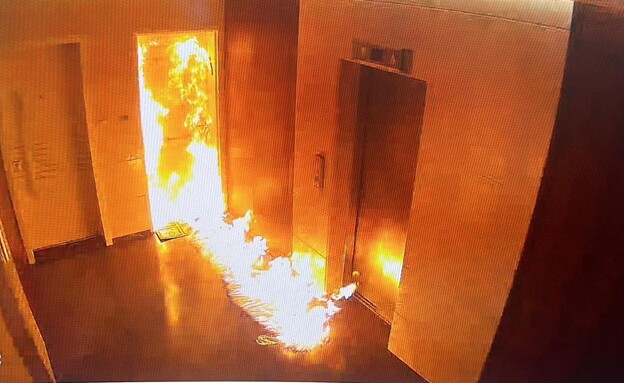 פיצוץ והצתה בכניסה לדירה בבניין מגורים (צילום: דוברות המשטרה)