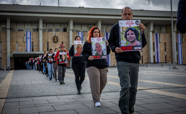 משפחות החטופים בכנסת  (צילום: יונתן סינדל, פלאש 90)
