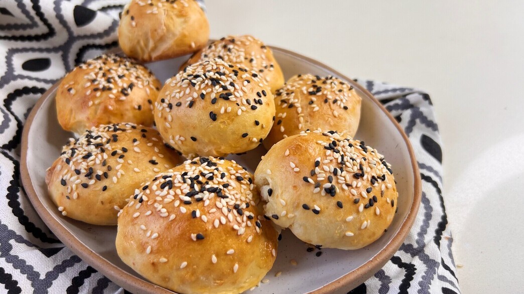 בייגל בשני מרכיבים במילוי גבינת שמנת בייגל בשני מרכיבים במילוי גבינת שמנת