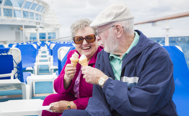 זוג עם גלידה על ספינת תענוגות (צילום: Andy Dean Photography, shutterstock)