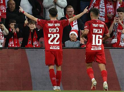 אבל ספגה מהשער של לופס (צילום: דני מרון)