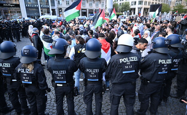 פרנקפורט גרמניה משטרה מסביב למפגינים פרו פלסטינים (צילום: KIRILL KUDRYAVTSEV, getty images)
