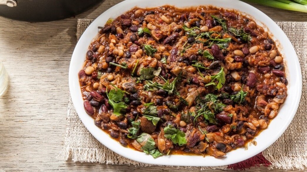 נזיד שעועיות ופטריות עשיר בטעמים נזיד שעועיות ופטריות עשיר בטעמים