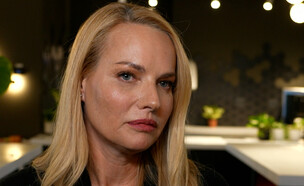 גלית גוטמן מקבלת אות הוקרה מפורום מיכל סלע (צילום: מתוך "גיא פינס - זמן מלחמה", קשת 12)