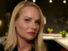 גלית גוטמן מקבלת אות הוקרה מפורום מיכל סלע (צילום: מתוך "גיא פינס - זמן מלחמה", קשת 12) גלית גוטמן מקבלת אות הוקרה מפורום מיכל סלע (צילום: מתוך "גיא פינס - זמן מלחמה", קשת 12)