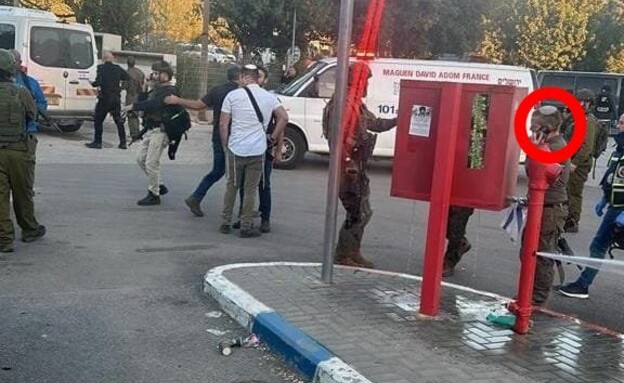 עמישר בן דוד בזירת הפיגוע בתחנת  הדלק בעלי (צילום: דוברות עלי)
