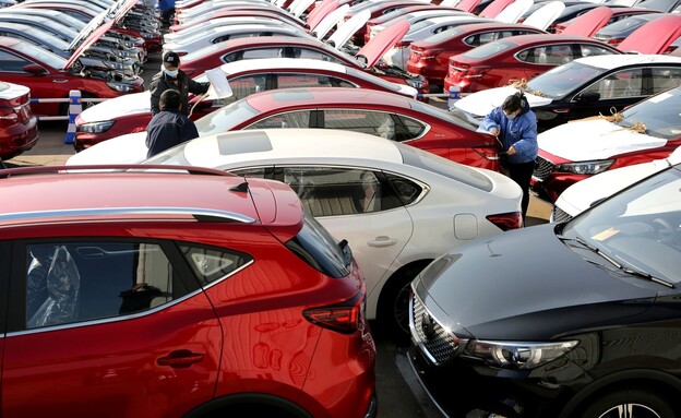 מכוניות שיוצרו בסין מחכות לייצוא בנמל (צילום: רויטרס)