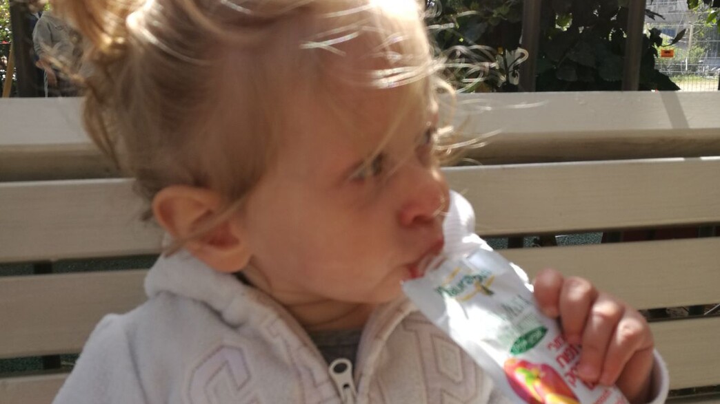 פעוטה אוכלת סמוצ'י פעוטה אוכלת סמוצ'י