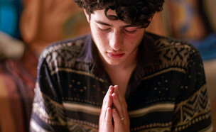בחור צעיר מתפלל (הדמיה: mako)