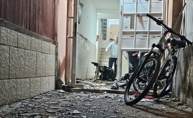 פיצוץ מטען בבניין בפתח תקווה (צילום: טל ליברטי , פרטי)