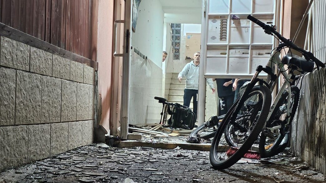 פיצוץ מטען בבניין בפתח תקווה (צילום: טל ליברטי , פרטי)
