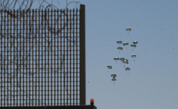 הצנחת סיוע הומניטירי לרצועת עזה (צילום: Alexi Rosenfeld/Getty Images)