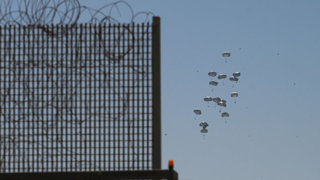 הצנחת סיוע הומניטירי לרצועת עזה (צילום: Alexi Rosenfeld/Getty Images)