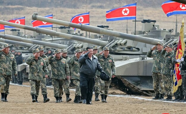 קים ג'ונג און חשף טנק חדש של צפון קוריאה (צילום: רוייטרס)