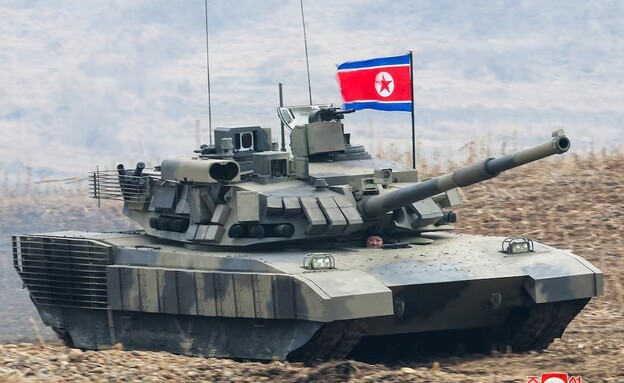 קים ג'ונג און "נוהג" בטנק החדש של צפון קוריאה (צילום: רוייטרס)