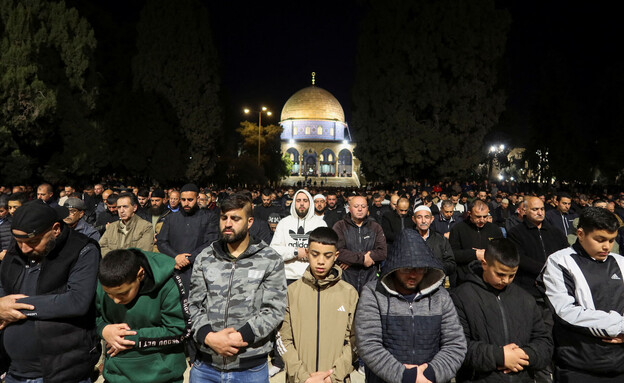 מוסלמים מתפללים בהר הבית במהלך חודש רמדאן (צילום: רויטרס)