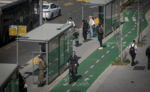 נתיב אופניים תחנות אוטובוס תל אביב (צילום: מרים אליסטר, פלאש 90)