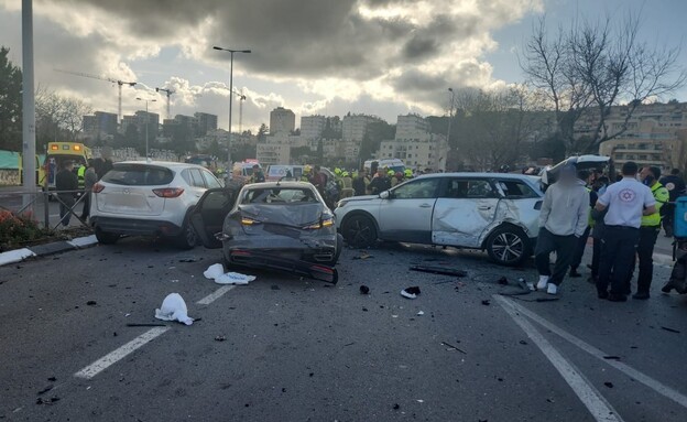 תאונת דרכים בירושלים (צילום: דוברות מד"א )