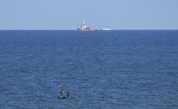 ספינת סיוע ליד חופי עזה (צילום: ap)