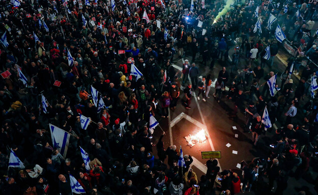 מדורה בהפגנה למען שחרור החטופים בכביש בגין מול הקר (צילום: פלאש 90)