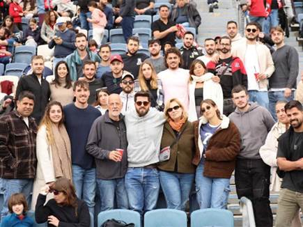 משפחתו וחבריו של מיכאל גל ז“ל (צילום: ספורט 5)