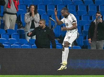 אבל אדניי קבע 0:3 לפני המחצית (ברני ארדוב)