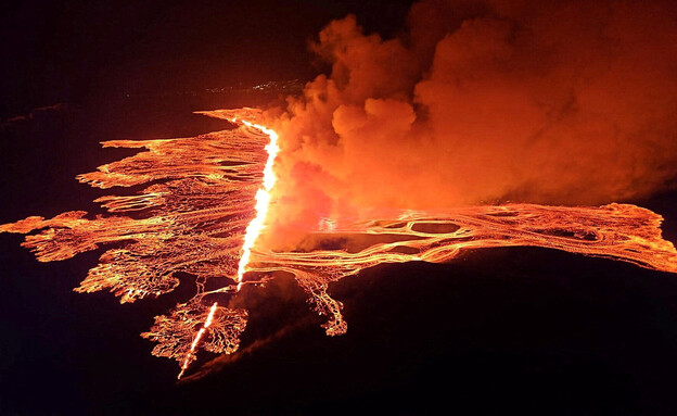 התפרצות געשית בגרינדאוויק שבדרום איסלנד (צילום: רויטרס)