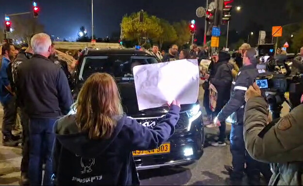 מפגינים חוסמים את הרכב של השרה מירי רגב 