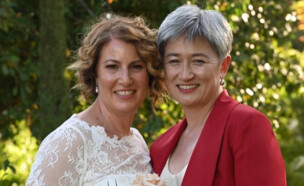 שרת החוץ של אוסטרליה פני וונג ובת זוגה סופי אלואש (צילום: cathleophotos@, instagram)