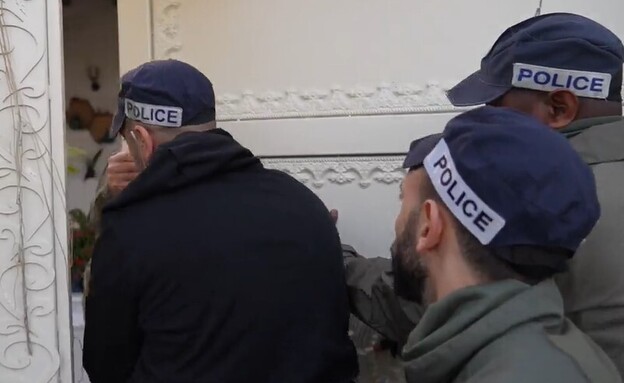מעצר האחים החשודים בסחיטת קבלנים ואנשי עסקים (צילום: דוברות המשטרה)