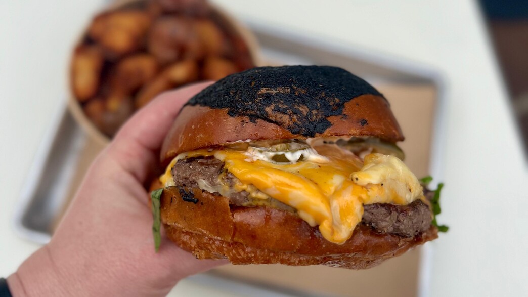 המבורגר GDB עם הכיפה השחורה המבורגר GDB עם הכיפה השחורה