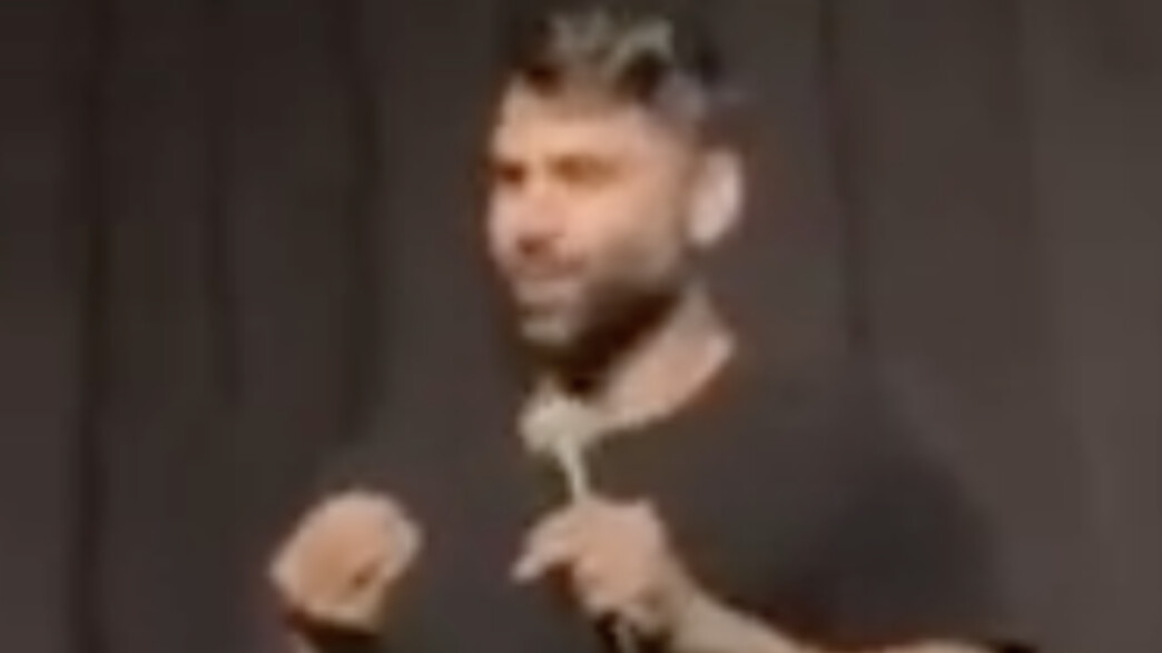 הקומיקאי חן מזרחי בהופעה