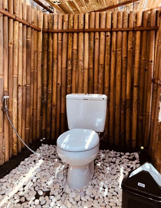 שירותים בחצר ג  (צילום: מתוך אתר בוקינג)