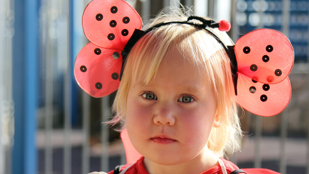 ילדה מחופשת לחיפושית (אילוסטרציה: Shutterstock)