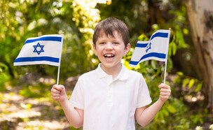 ילד מחייך עם דגל ישראל (צילום: Dmitry Pistrov, shutterstock)