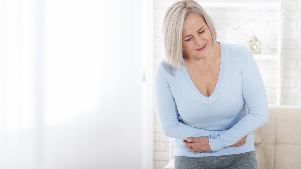 אישה מחזיקה את הבטן 