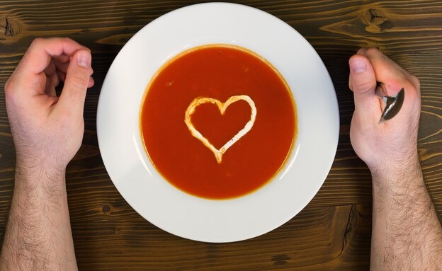 מרק אדום עם לב (צילום: shutterstock_Peter_Zvonar)