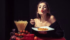אישה אוכלת ספגטי (צילום: shutterstock_Volodymyr_TVERDOKHLIB)
