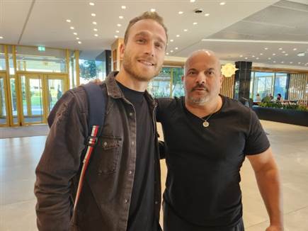 דן גלזר לצד מעסה הנבחרת