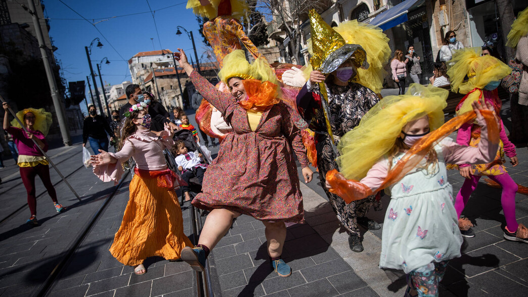 מחופשים ברחוב בירושלים בפורים מחופשים ברחוב בירושלים בפורים