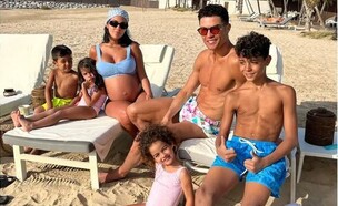 רונאלדו והמשפחה באתר הנופש סנט רג'יס הים האדום (צילום: Instagram/cristiano)