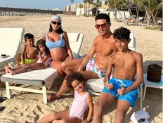 רונאלדו והמשפחה באתר הנופש סנט רג'יס הים האדום (צילום: Instagram/cristiano)