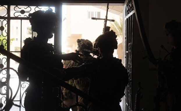 לוחמי יחידת אגוז בלחימה בשכונת 'חמד’ בח'אן יונס (צילום: דובר צה"ל)