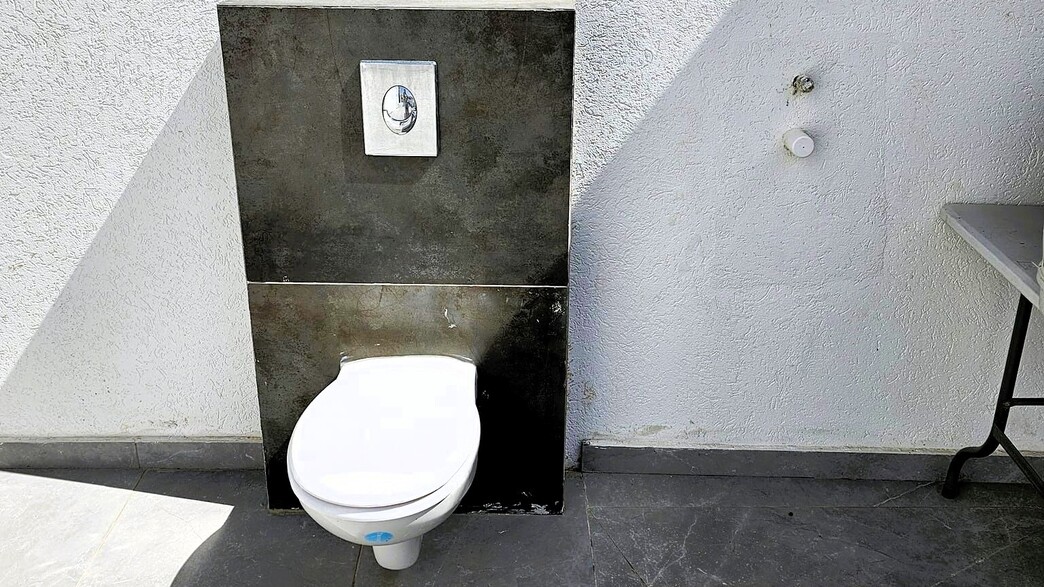 שירותים בחצר ג 