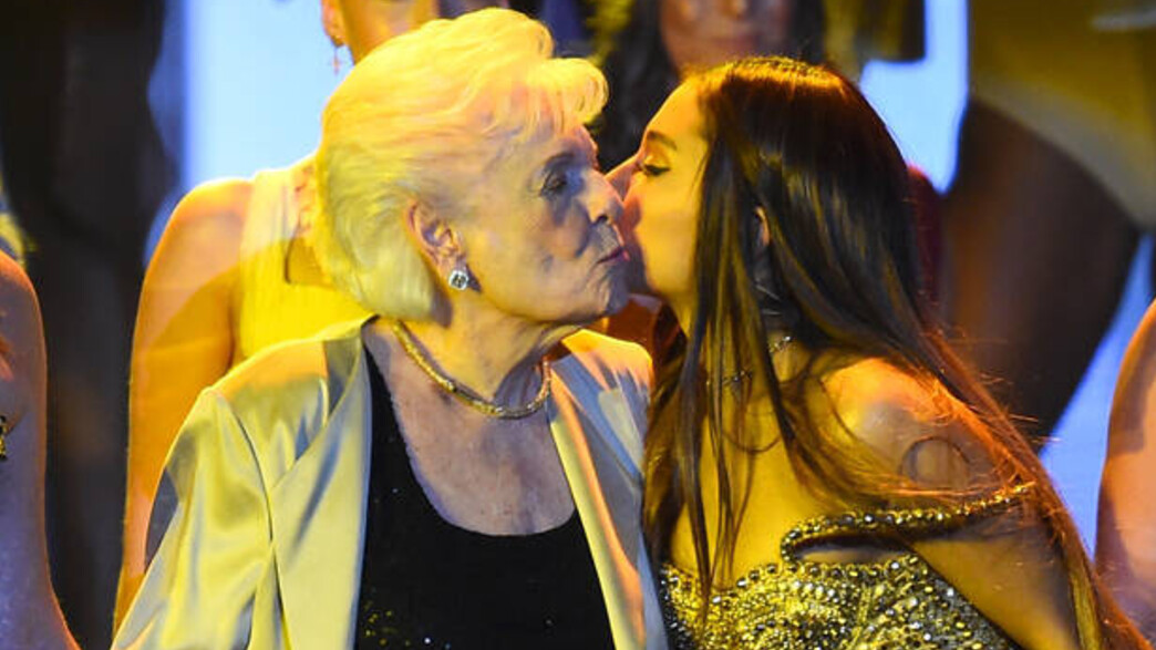 אריאנה גרנדה וסבתא שלה (צילום:  Theo Wargo/Getty Images)