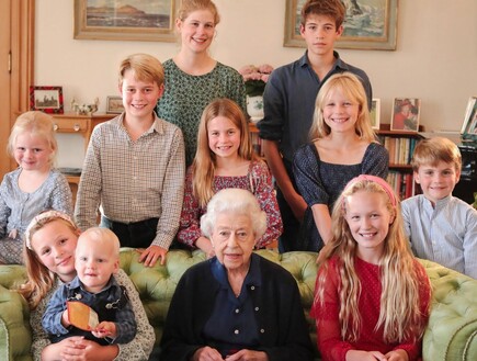 תמונה נוספת של משפחת המלוכה עברה עריכה (צילום: KensingtonRoyal)