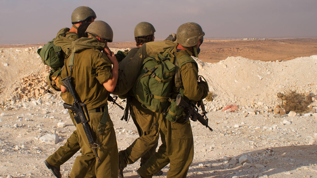 חיילים סוחבים פצוע