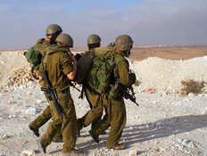 חיילים מפנים פצוע (צילום: Pavel Bernshtam, Shutterstock)