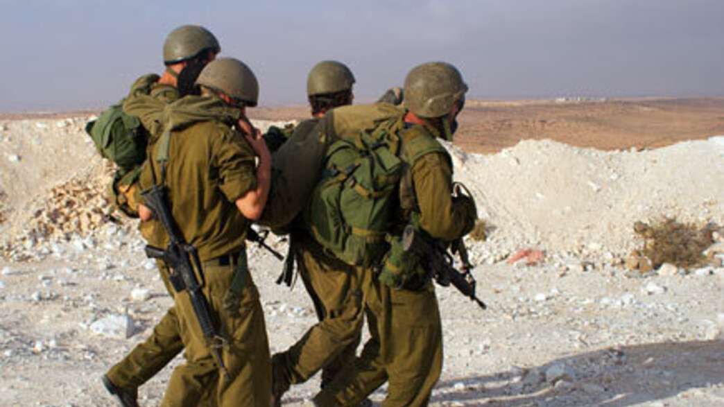 חיילים מפנים פצוע