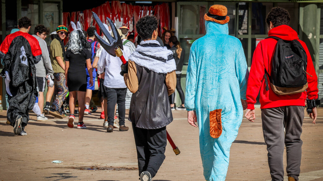 בני נוער מגיעים מחופשים לבית הספר לכבוד פורים